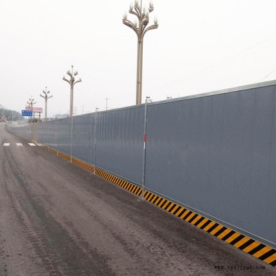 藍(lán)色組裝PVC圍擋 實(shí)體工廠 拓軒夾芯板圍擋 穿孔防銹圍擋 夾芯板圍擋廠家