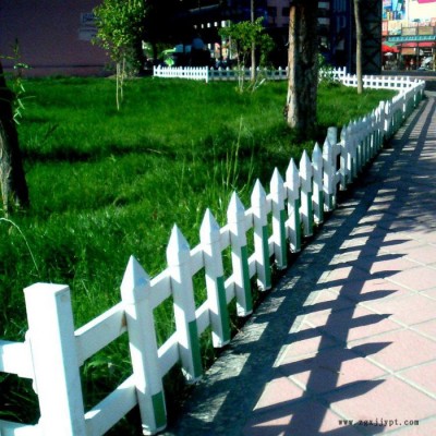 小區(qū)草坪護欄 公園花壇護欄  pvc草坪護欄