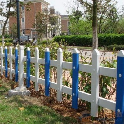 朋英生產(chǎn)銷售PVC草坪鋅鋼護欄 噴塑白色圍擋護欄