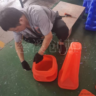 加工異形滾塑容器 公路警示護攔 滾塑異形體定制