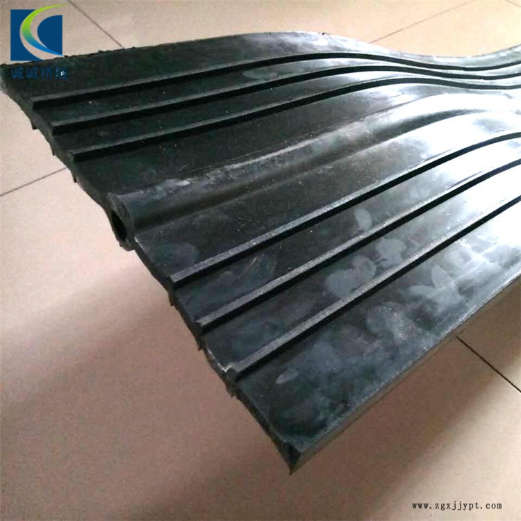 誠誠價格優(yōu)惠后澆帶超前止水帶 外貼式止水帶 P型橡膠止水帶 放置圖片