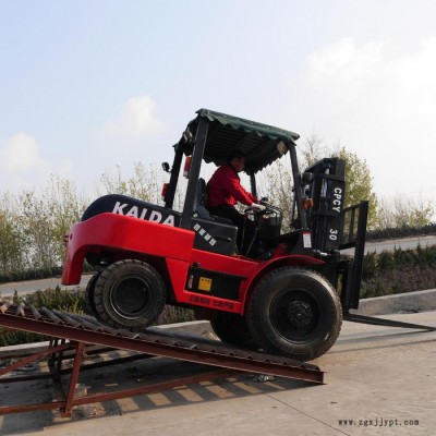 廠家供應(yīng)四驅(qū)越野叉車(chē) 鉸接叉車(chē)  普通叉車(chē) 實(shí)心輪胎 支持定做