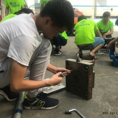 cnc編程培訓內容介紹-青華模具培訓學院15年cnc編程實戰(zhàn)培訓經驗，包教會包推薦就業(yè)