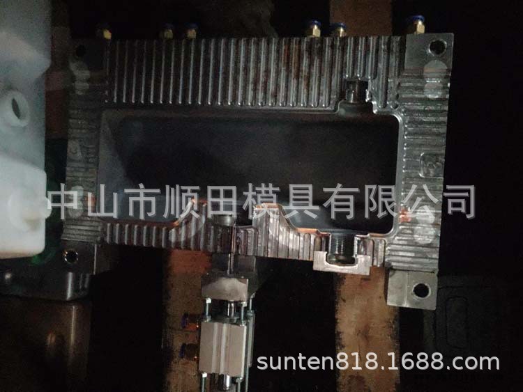 水箱吹塑模具浮球吹塑模具車輪吹塑模具設(shè)計加工吹塑加工吹瓶模具示例圖2