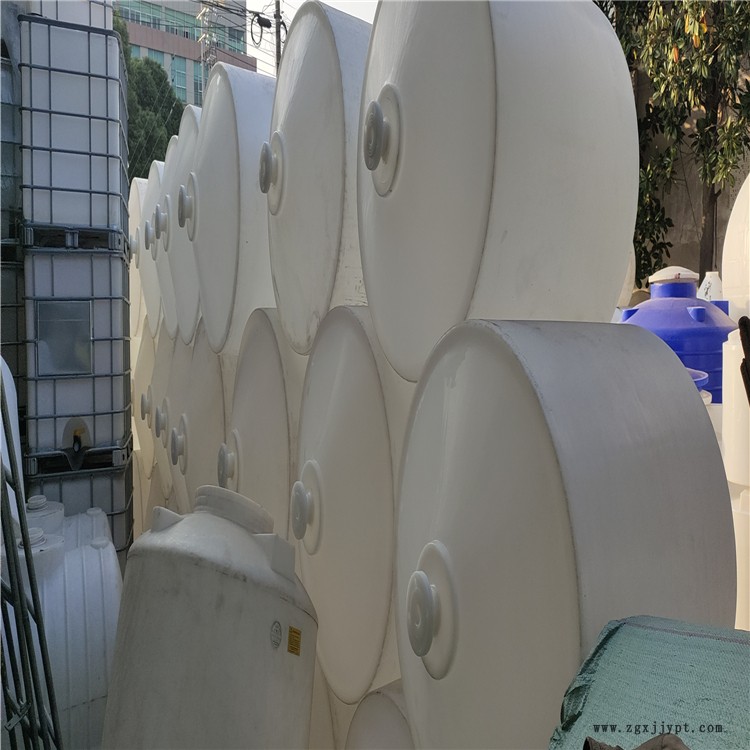 定做30噸畜牧錐底容器 定制對水泥顆粒有分散作用尖底水塔 批發(fā)鐵架子塑料儲罐