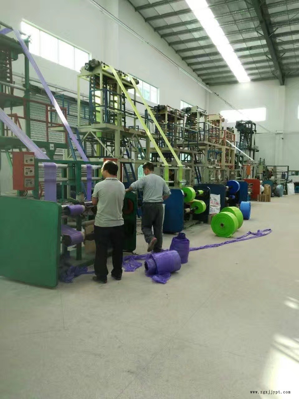 廠家直銷高品質(zhì)環(huán)保色母粒吹膜吸塑專用彩母料填充母料供應(yīng)示例圖5