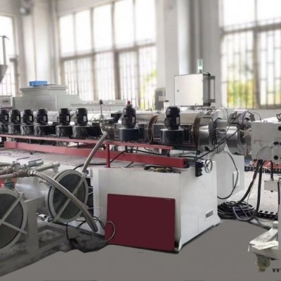 岳陽市SPC石塑地板生產(chǎn)線博宇SPC地板擠出設(shè)備質(zhì)量可靠