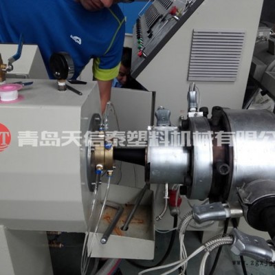 PE供水管設(shè)備-供水管設(shè)備-天信泰塑料機(jī)械