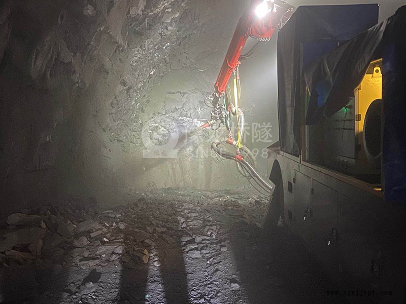 車載機械手濕噴車操作簡單